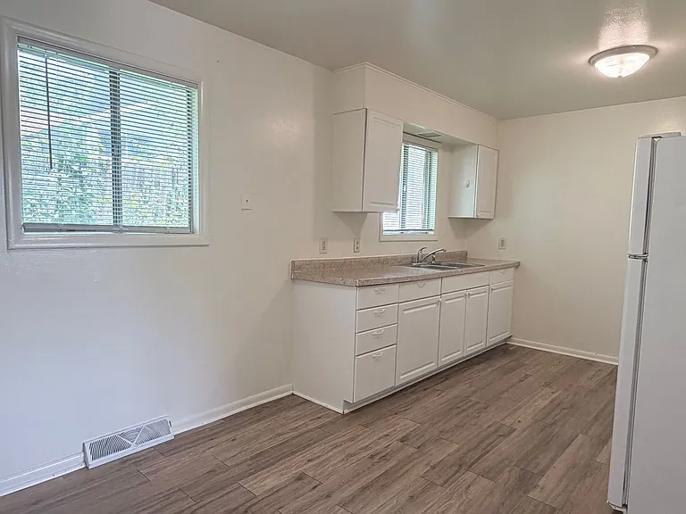 105 E Wilson St — Photo 12