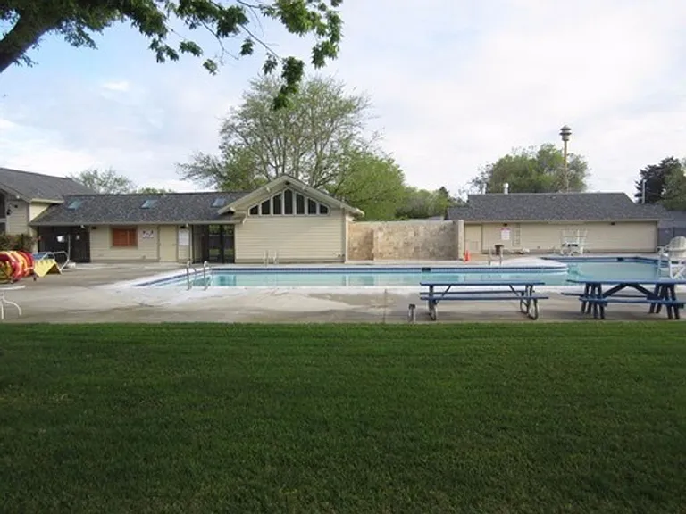 4 bedroom 2 bath house in Holbrook Heights- Concord — Photo 17