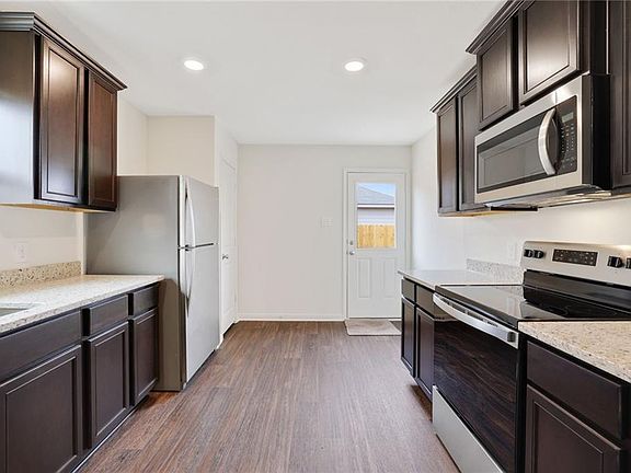 4th image of 1044 Maywood Ln