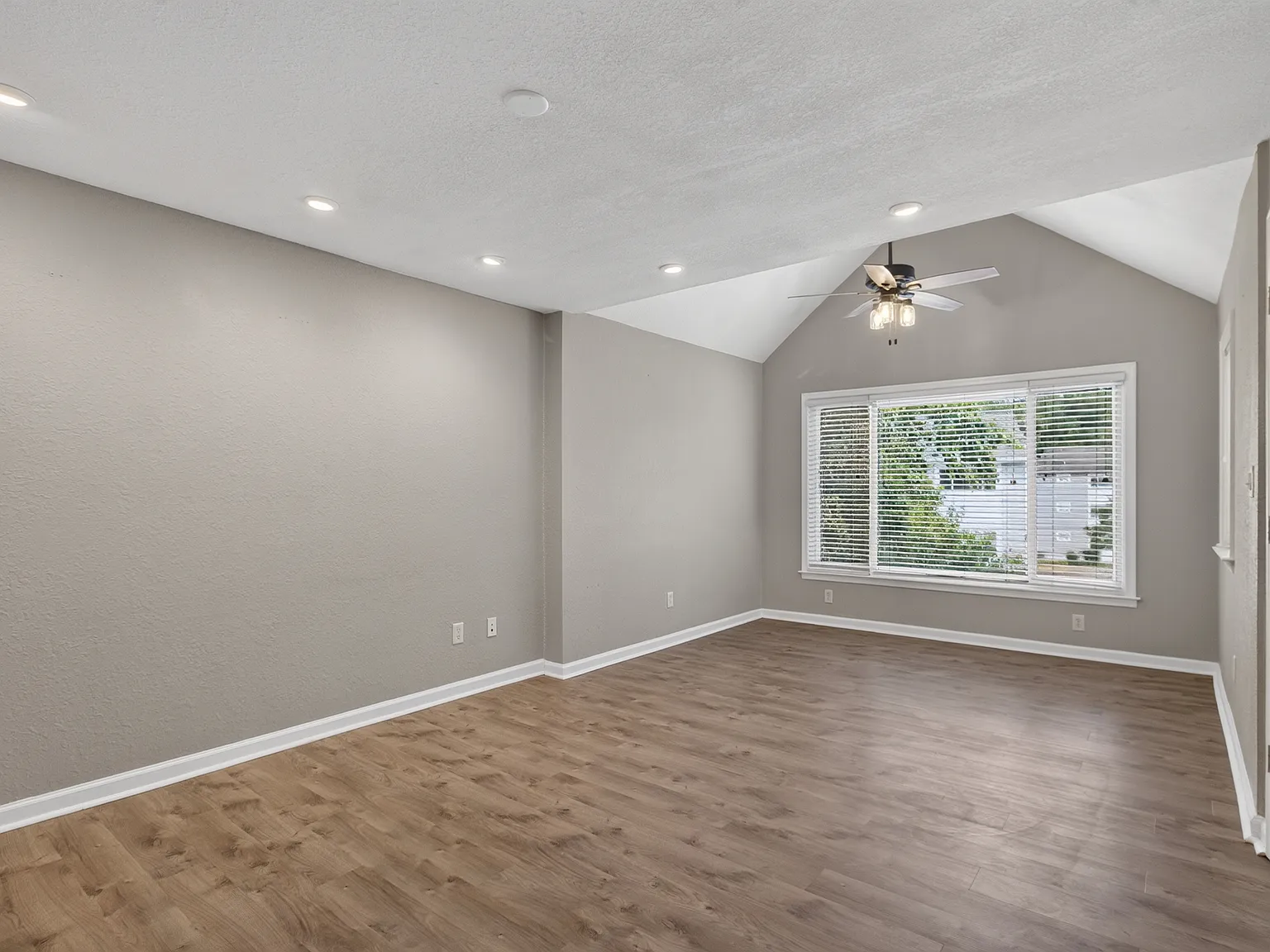 2 bed, 946 sqft, $1,915 — Photo 3