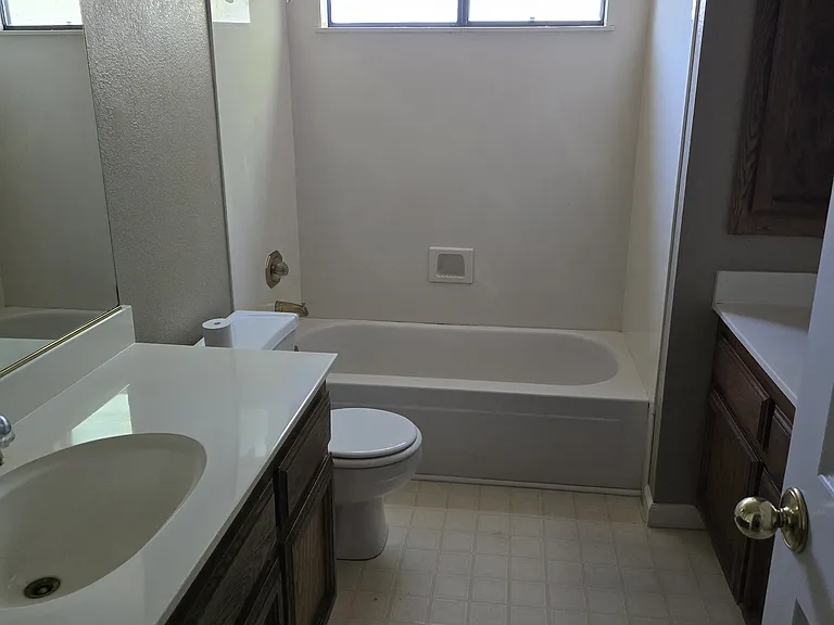 421 Community Dr — Photo 13