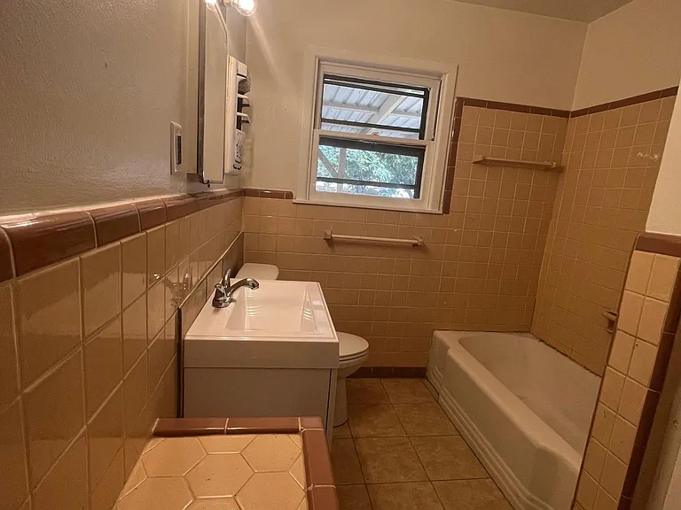808 Gilmore St — Photo 12