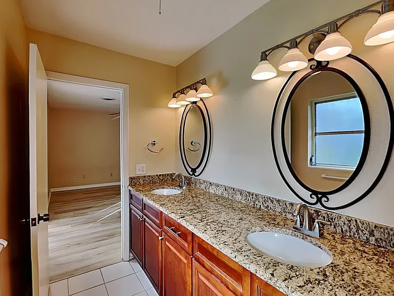 2512 Sea Breeze Ct — Photo 19