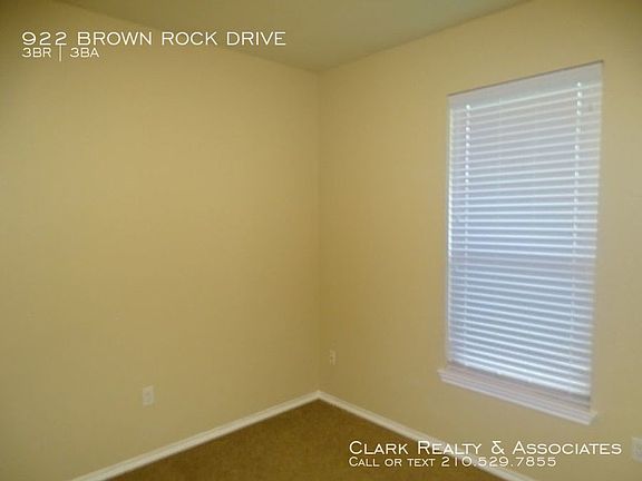 4th image of 922 Brown Rock Dr