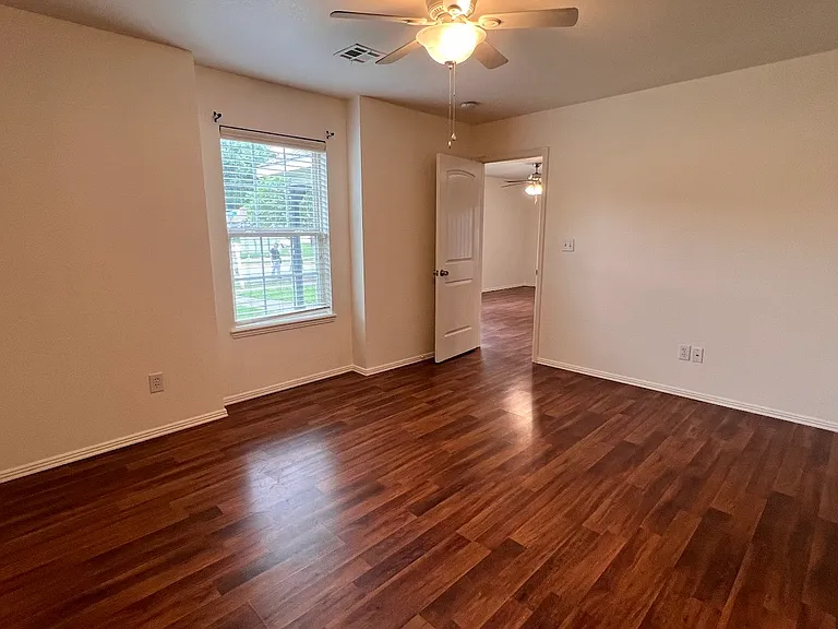 4419 W Pecan St — Photo 8
