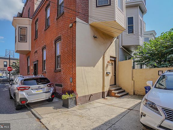 3rd image of 2534 W Girard Ave