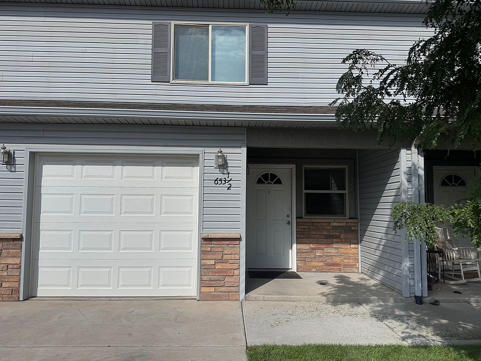 2 Story Townhouse (all bedrooms upstairs)