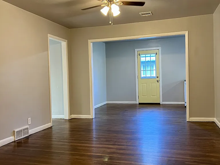 107 N Gillette Ave — Photo 7