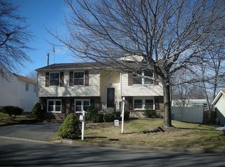 115 N Garfield Rd, Sterling, VA 20164