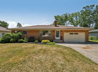 270 Starlight Dr, Seven Hills, OH 44131