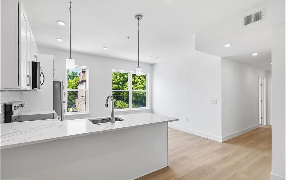 2 bed, 1025 sqft, $1,649 — Photo 4
