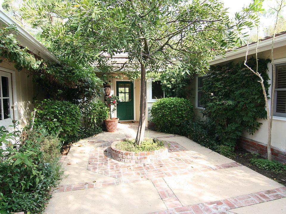 private front walled courtyard