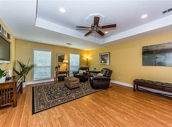 3rd image of 100 Overland Dr
