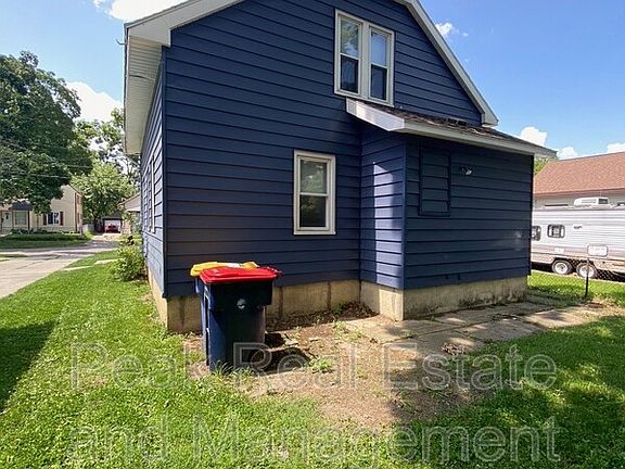 2nd image of 816 Kensington Ave SW