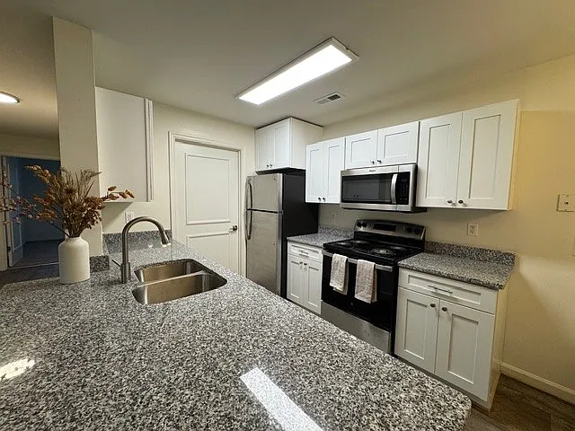 Taylor Pointe Apartments — Photo 7