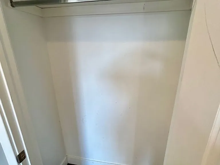 Beautiful Renovated 2bd with Yard — Photo 9