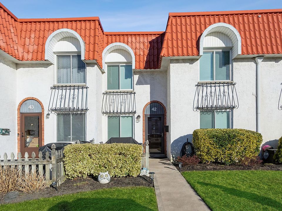 1st image of 42 Alhambra Dr #42
