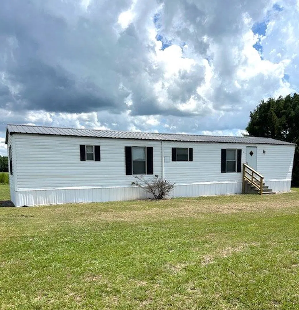 3-bedroom, 2-bath mobile home — Photo 1