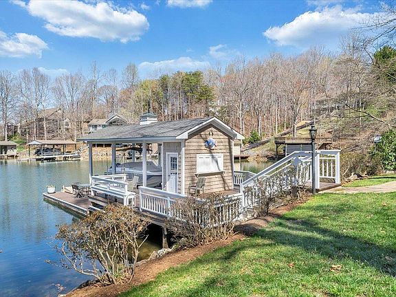 3rd image of 150 Waterwood Dr