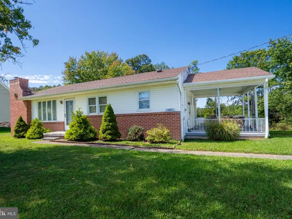 1911 Fairview Dr, Berkeley Springs, WV 25411