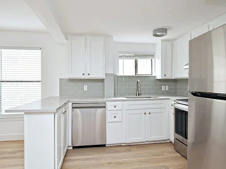 3105 Glen Ora St — Photo 3
