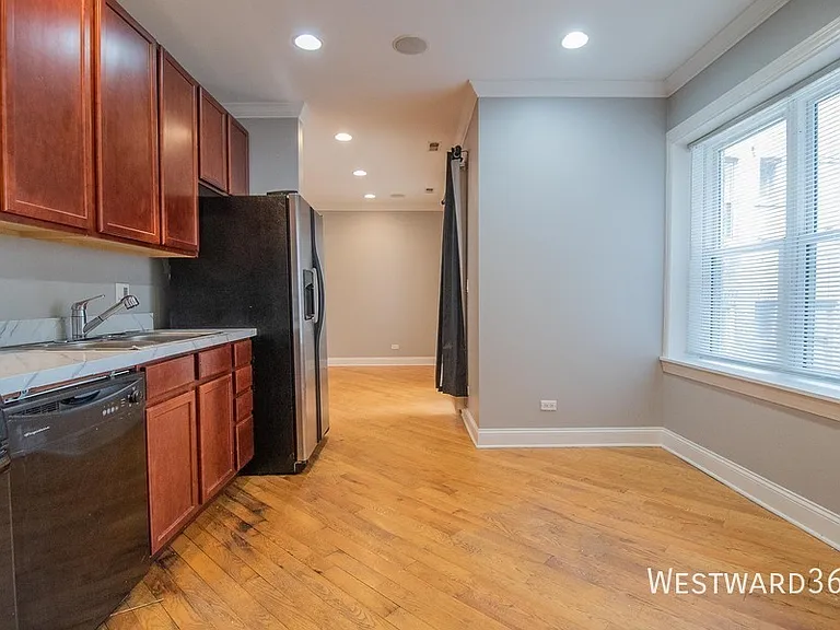 2036 W Arthur Ave #2E — Photo 2