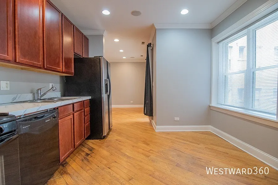 Building Photo - 2036 W Arthur Ave #3