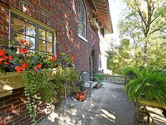 2nd image of 141 Lafayette Cir