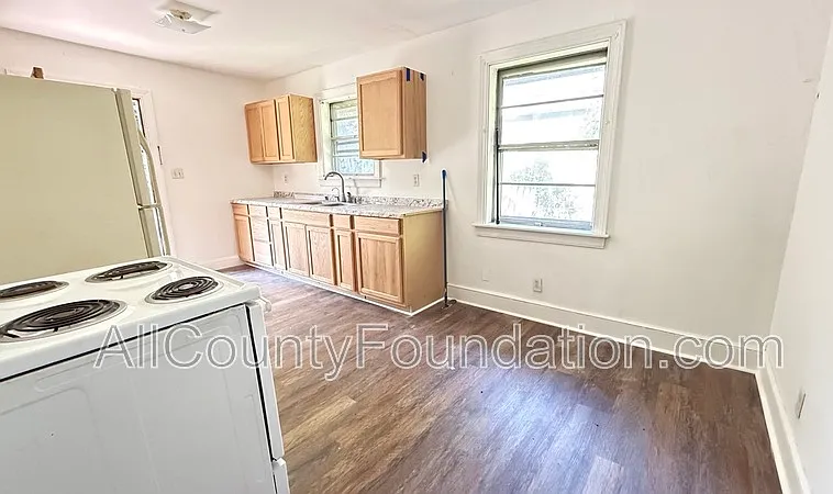 3 bed, 1.0 bath, 936 sqft, $2,100 — Photo 4