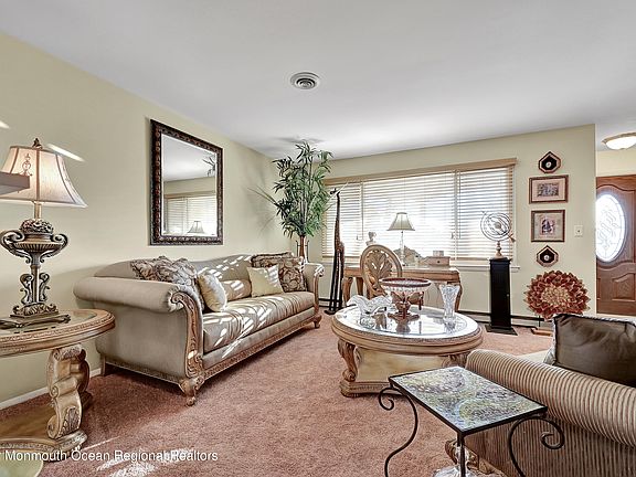 5th image of 38 Buckingham Drive N