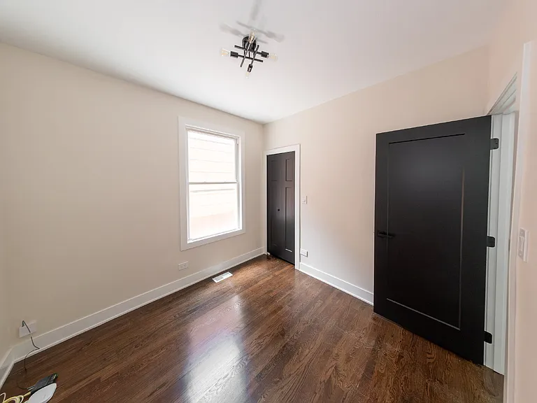 3233 W Berteau Ave — Photo 10