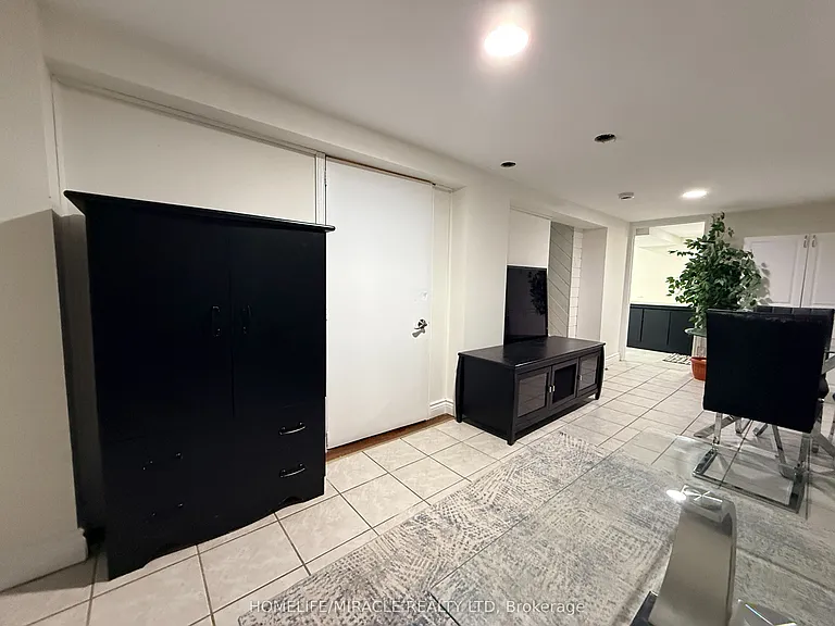 755 Somerville St — Photo 10