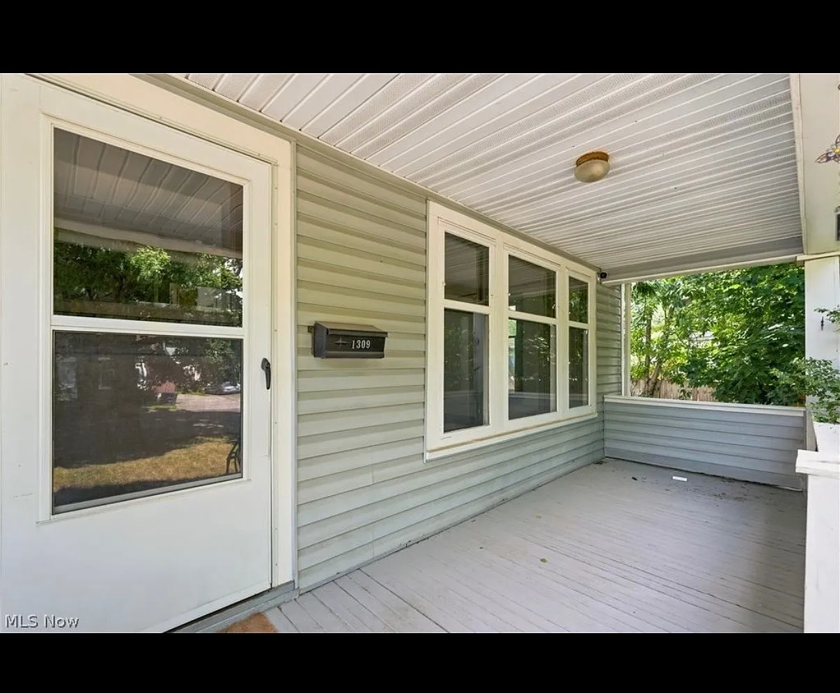 3 bed, $1,300 — Photo 2