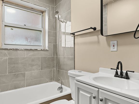 4th image of 3326 Iowa Ave #1