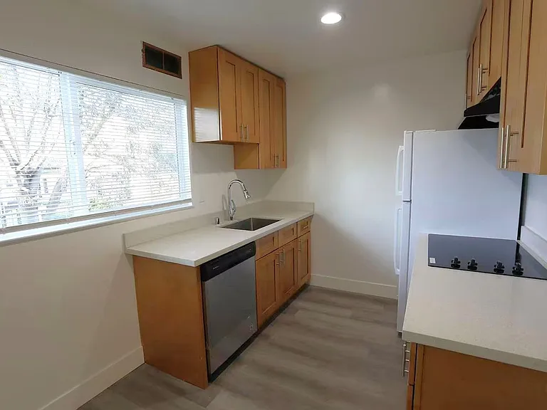 $2,695/month Renovated 2BR/1BA in Prime Berkeley Location (Available Now) — Photo 3