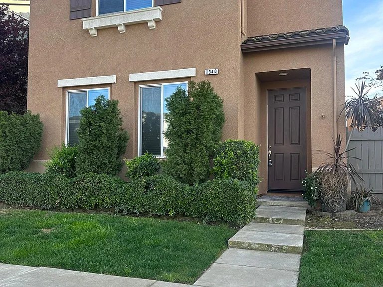 1340 Harvest Dr — Photo 1