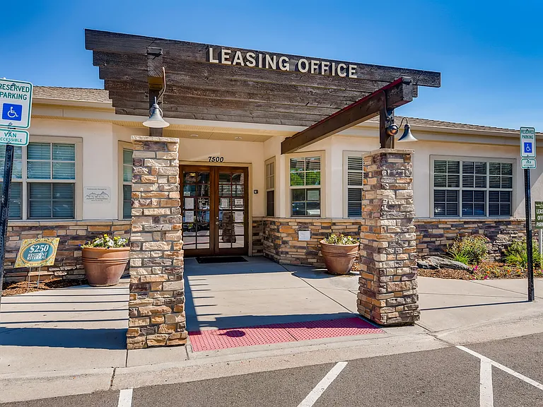 Boulder Crossroads — Photo 6