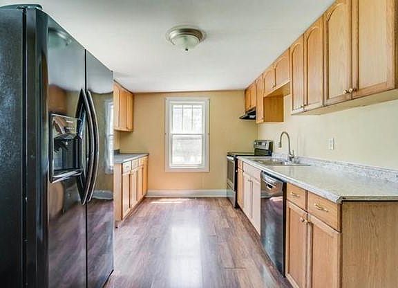 4th image of 412 N Church St