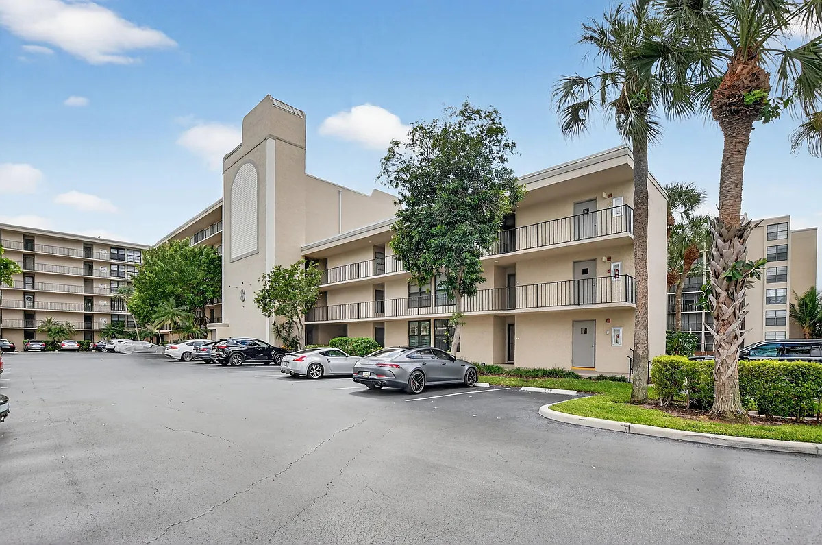 Building Photo - 8 Royal Palm Way #107