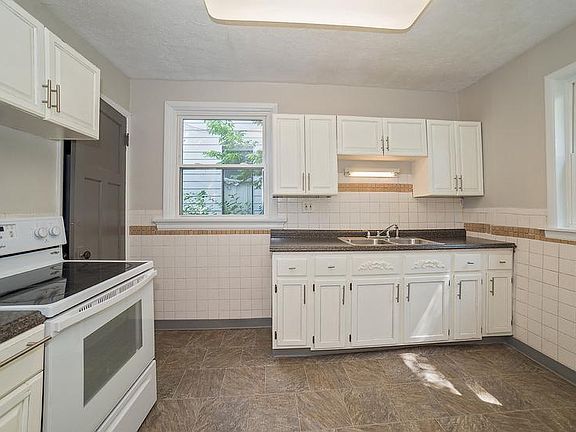 5th image of 3588 Eden Ave