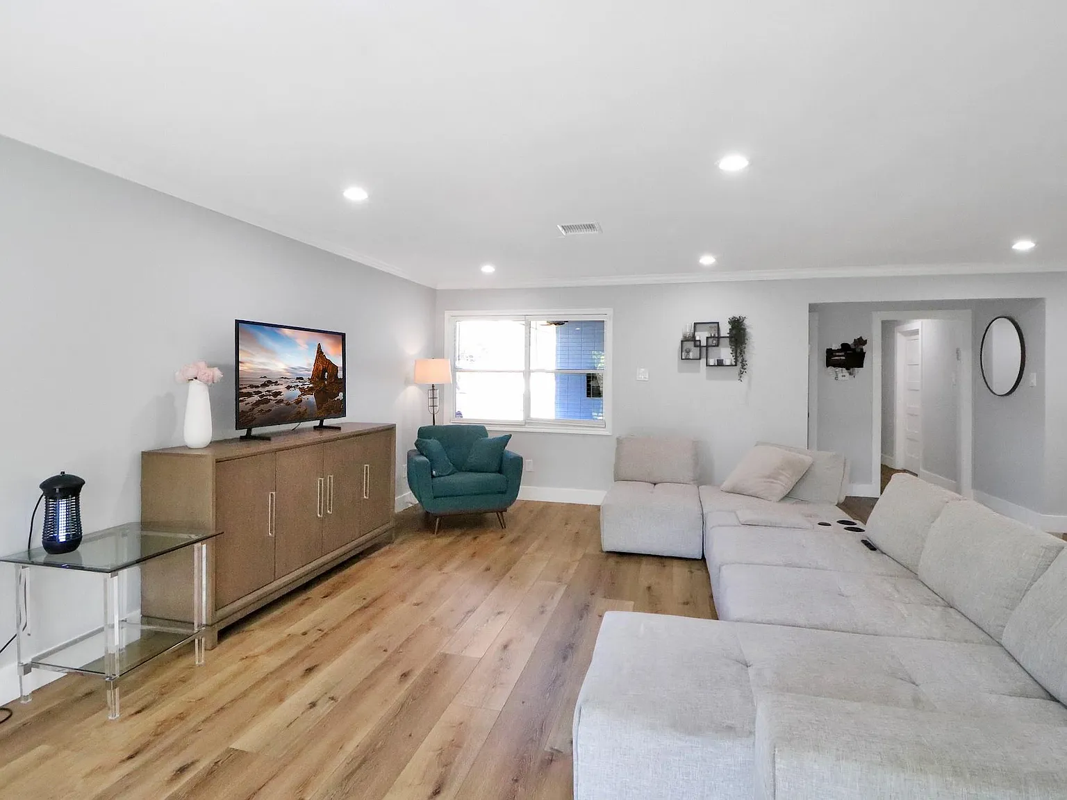 3 bed, 2.0 bath, 1679 sqft, $2,650 — Photo 4