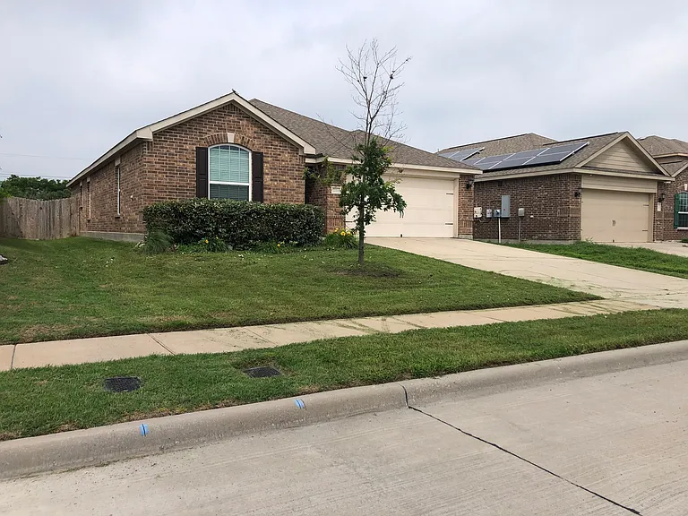 2713 Dustin Trl — Photo 2