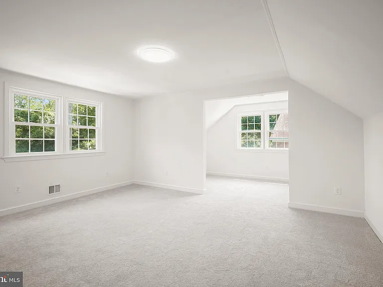 7109 Radnor Rd — Photo 28