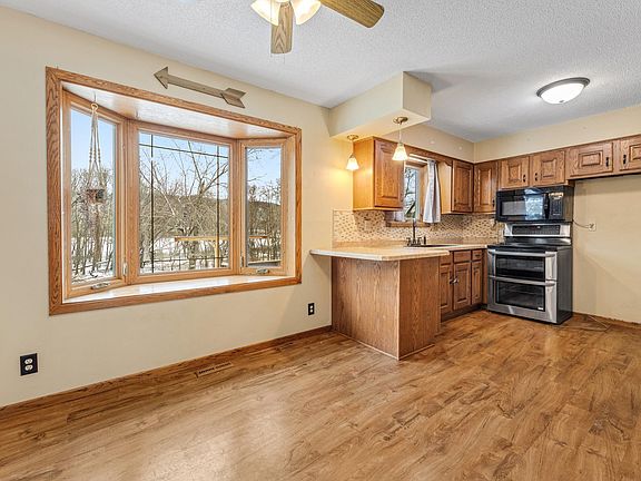 5th image of 1575 N Hillview Dr