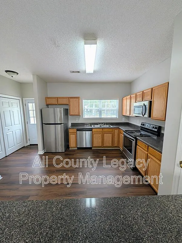 3 bed, 2.5 bath, 1340 sqft, $1,895 — Photo 3