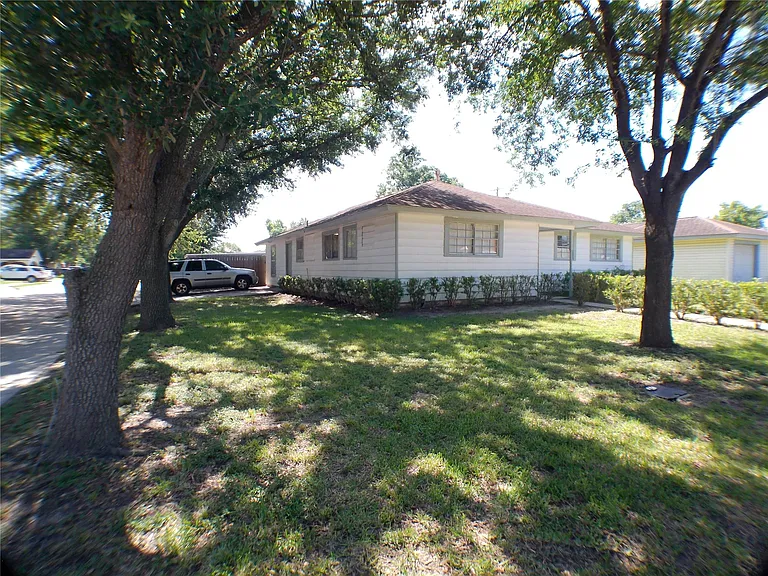 1301 Glenmore Dr — Photo 25