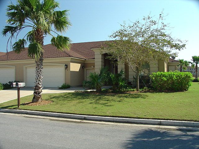 1st image of 7 Hacienda Dr