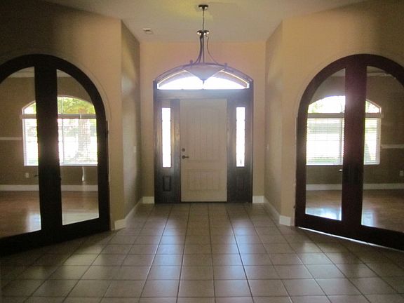 4th image of 733 Saddleback Dr