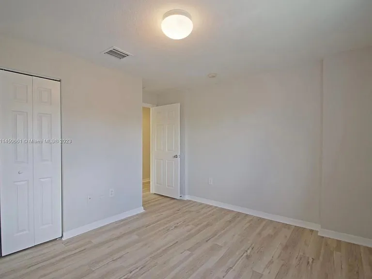 6030 SW 19th Pl — Photo 11