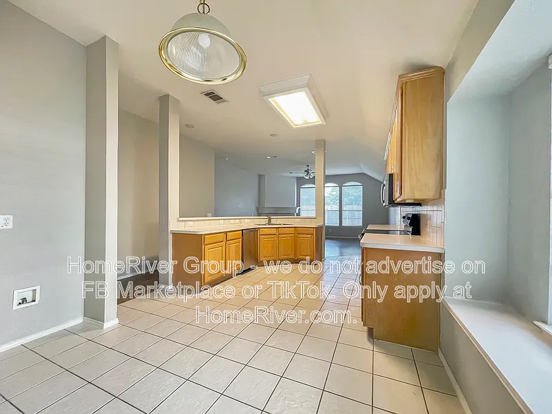 4 bed, 2.0 bath, 2088 sqft, $2,295 — Photo 4
